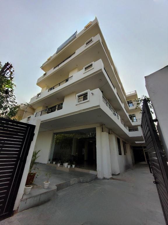 Hotel The Royal Palm Hotel in Noida