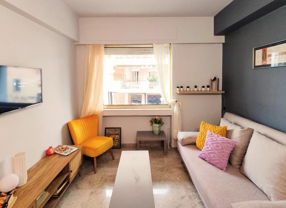 Sunny apartment right under Parthenon Apartment in Athens