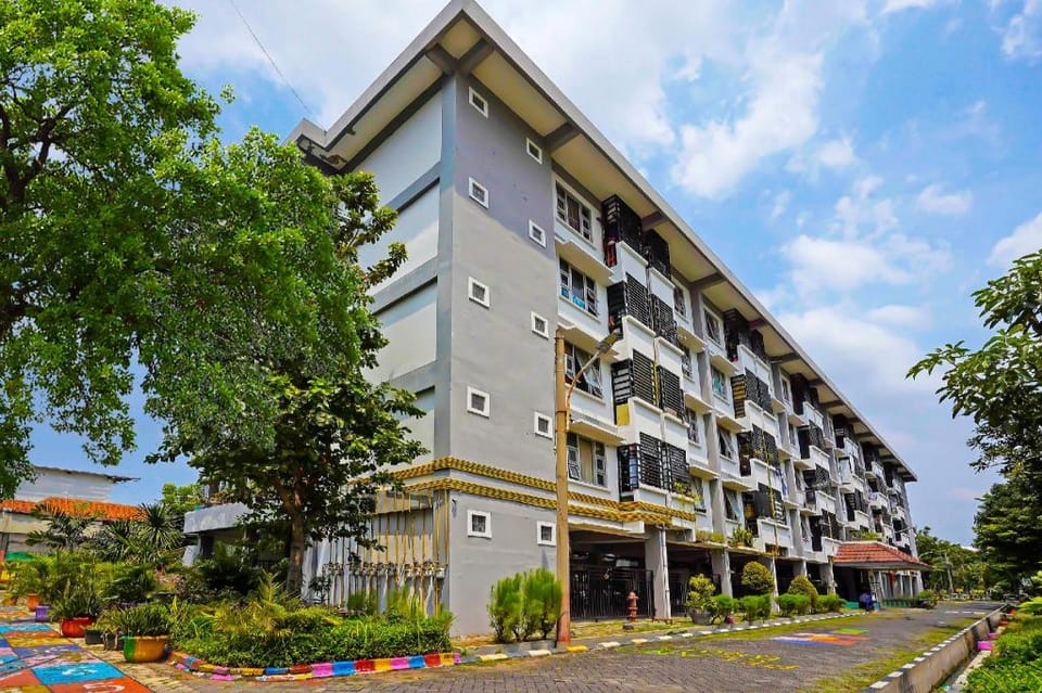 OYO Life 92474 Penginapan Rusunawa Ii Hotel in East Java