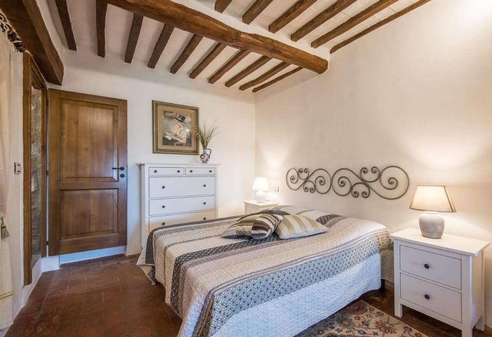 Apartment in the heart of Radicondoli with views over the hills and Wi-Fi Vacation rental in Tuscany