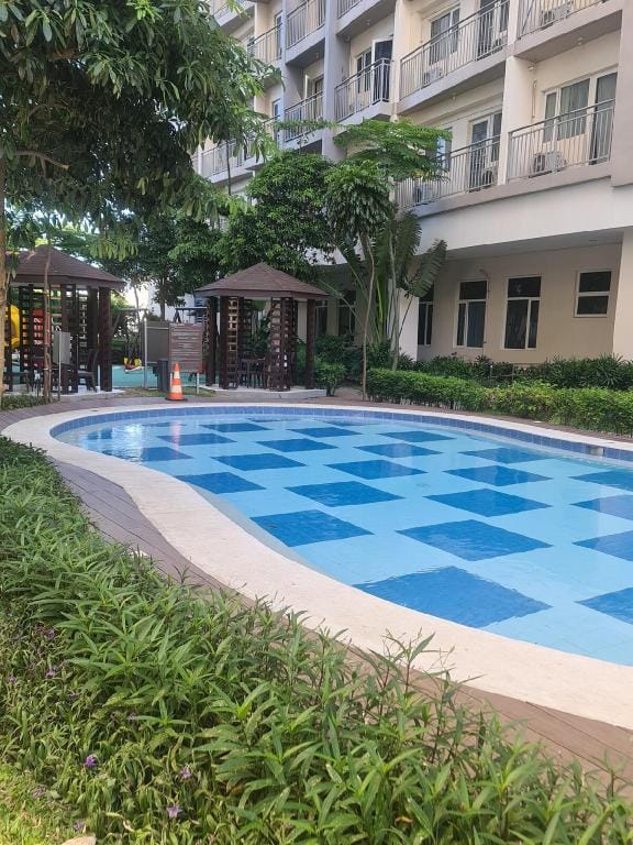 Bright 2-Bedroom Condo w/ Parking and Free Netflix Vacation rental in Pasay