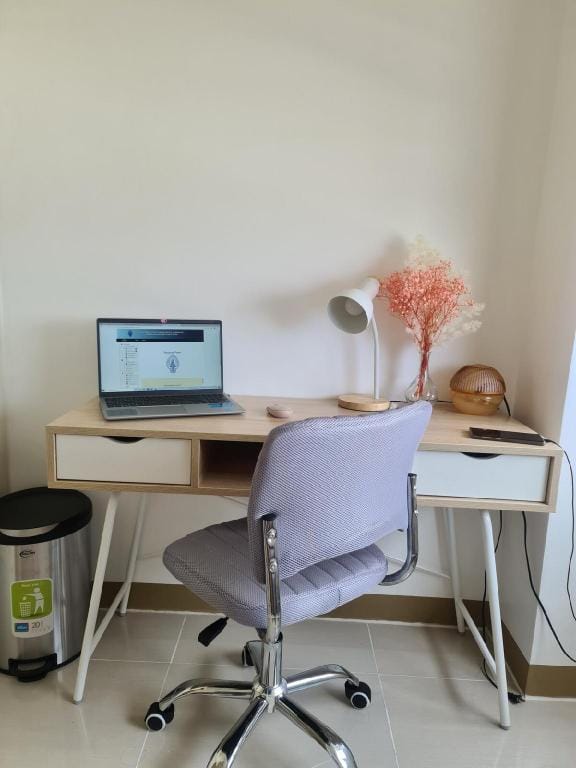 Bright 2-Bedroom Condo w/ Parking and Free Netflix Vacation rental in Pasay