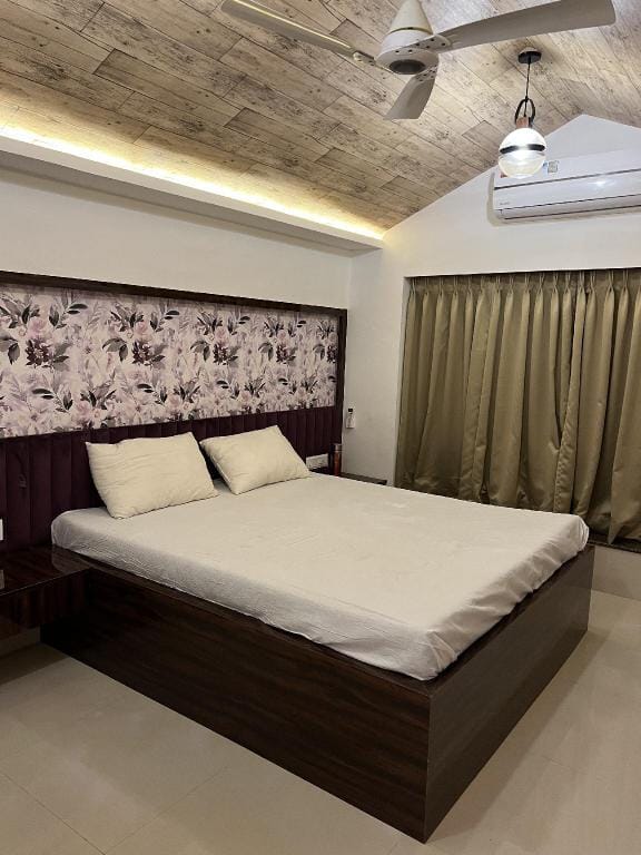 Luxurious property with spacious 11 rooms  Vacation rental in Maharashtra