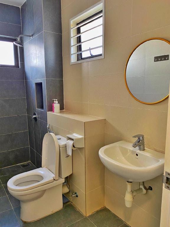 Shah Alam Setia Alam SCCC 3 Storey Semi D 13 Pax Vacation rental in Selangor, Malaysia