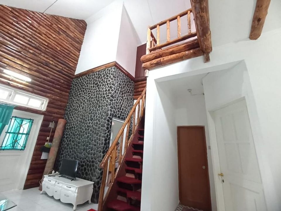 Villa Kota Bunga - Cipanas 2BR 1 Mezzanine Hotel in West Java