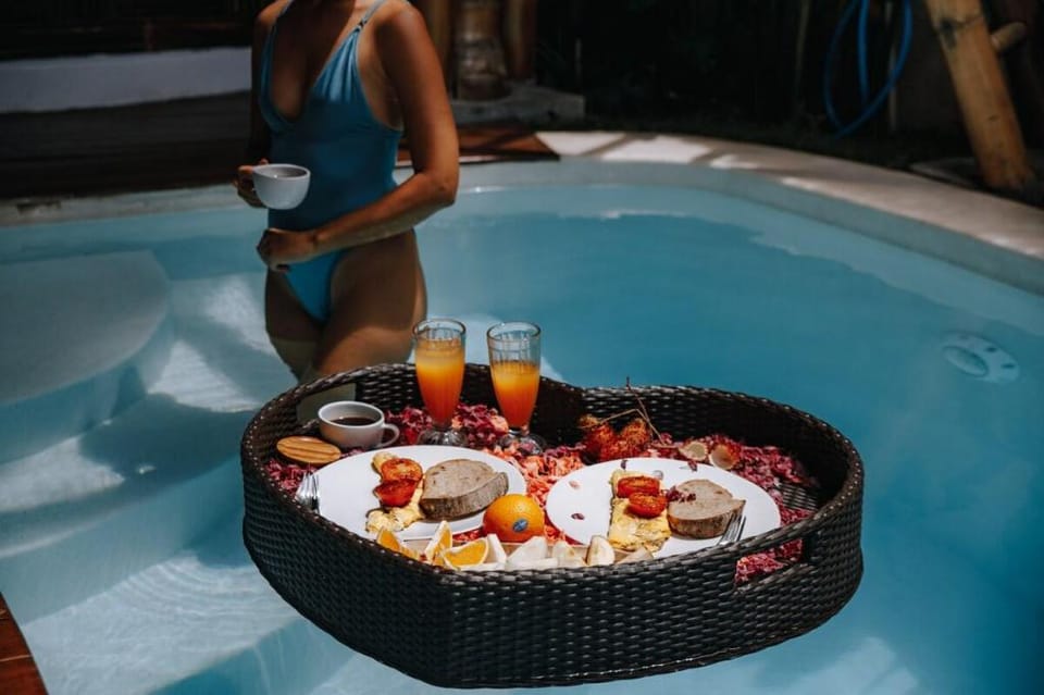 Tropical Bali Bamboo Villa - 7 Minutes from Canggu Villa in North Kuta