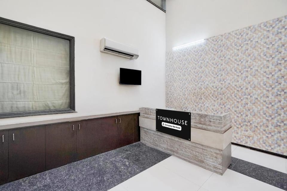 Super Townhouse Sector 51 Noida Near Metro Station Hotel in Noida