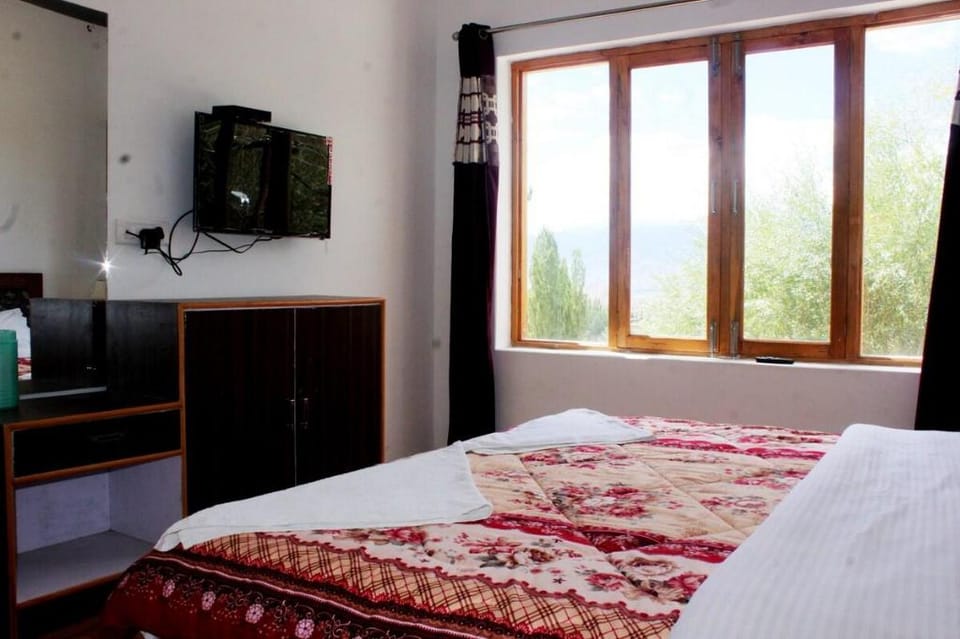 Enjoy the view of shanti stupa. Vacation rental in India