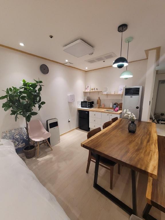 Super location♥1sec from Hongdae SUB&wifi,Netflix4 Apartment in Seoul