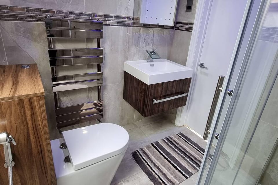 Stylish 4 Bedroom Stay near L&D Hospital & M1 Vacation rental in Luton
