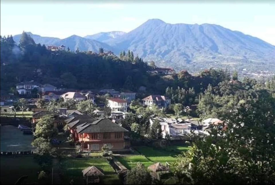 VILA Double M2N Non Kolam kapasitas 15 Pax Villa in Cisarua