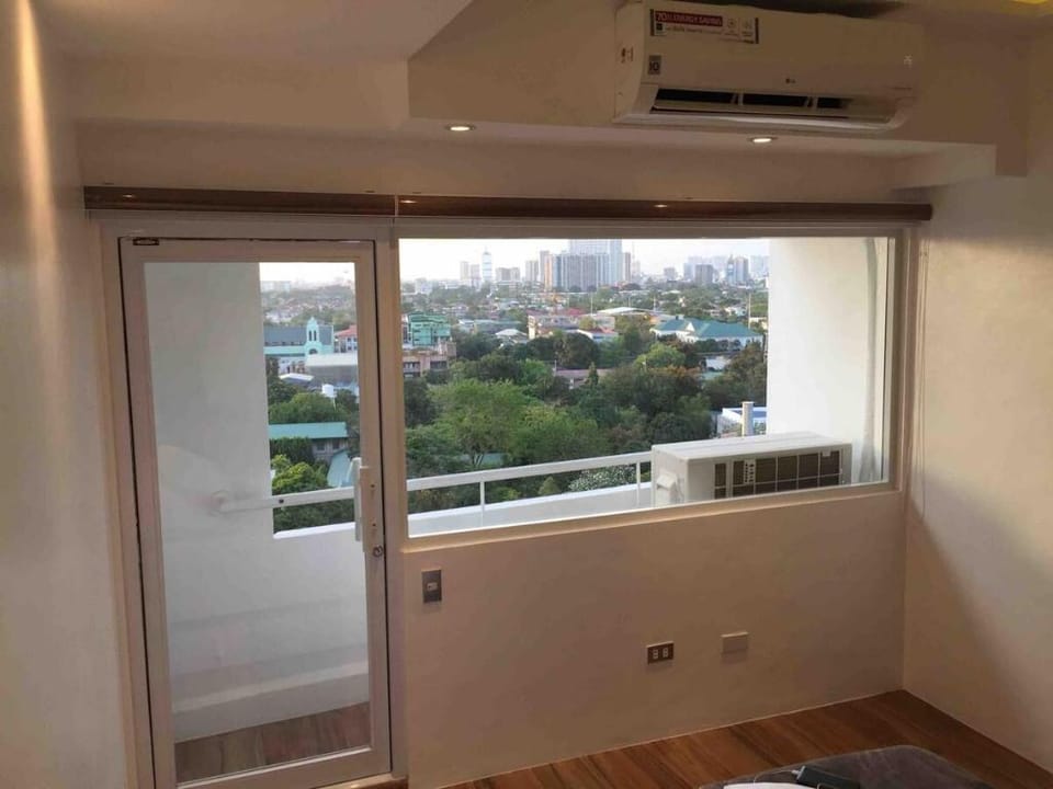COZY35sqm prking balcony Wifi/Netflix near Mall QC Apartment in Quezon City