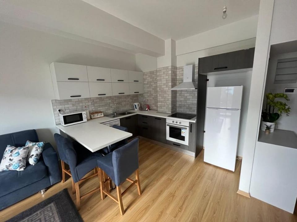 Pool, Terrace, Netflix incl.- Peaceful and Central Apartment in Cyprus