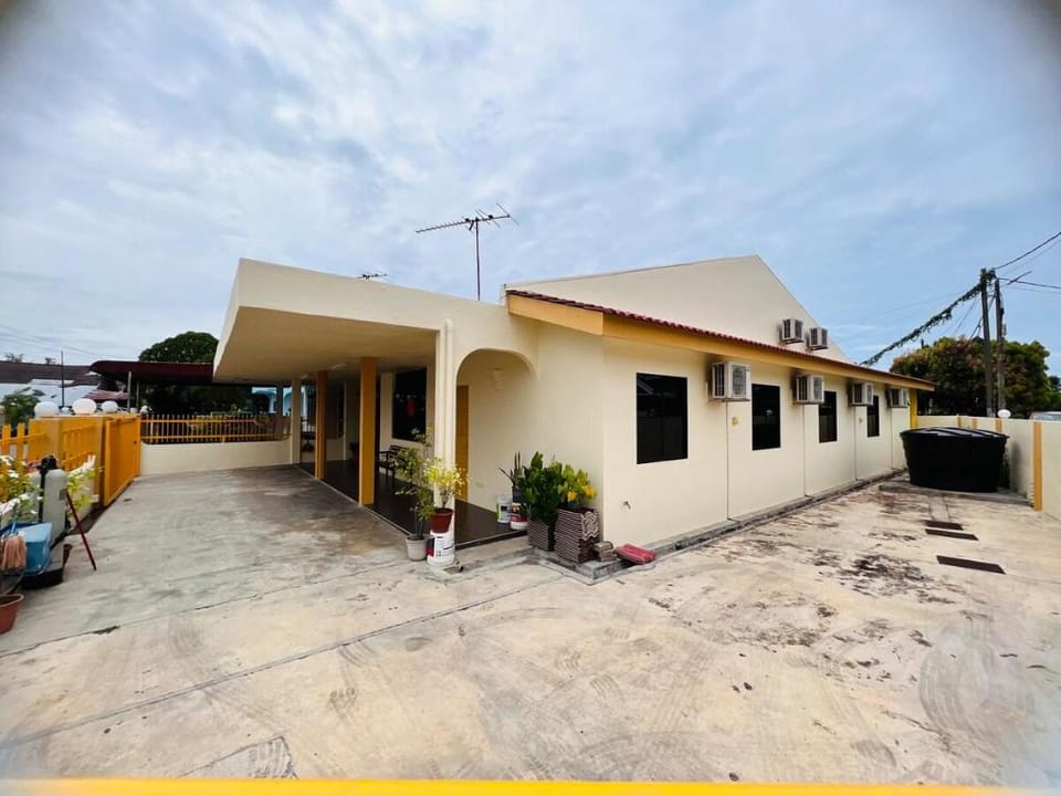 Coworking 8 ppl GuestHouse @ Alor Star Vacation rental in Kedah