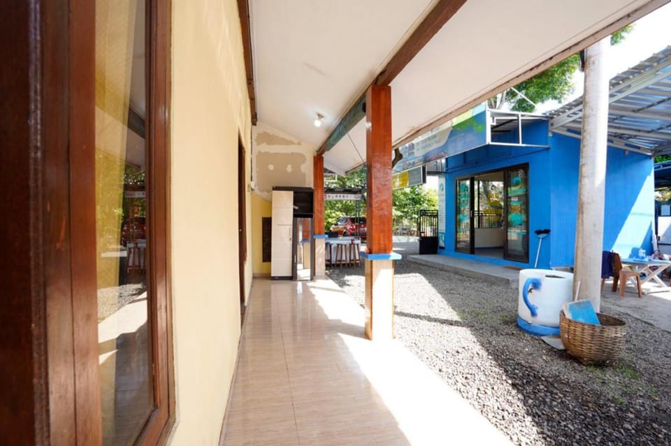 SPOT ON 92480 Iwn Homestay Syariah Hotel in East Java
