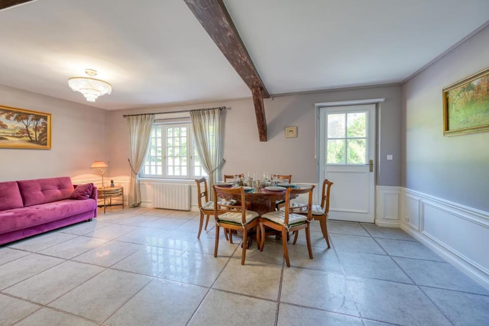 Le Petit Château de Barbizon au Bois du Mée Bed and Breakfast in Barbizon