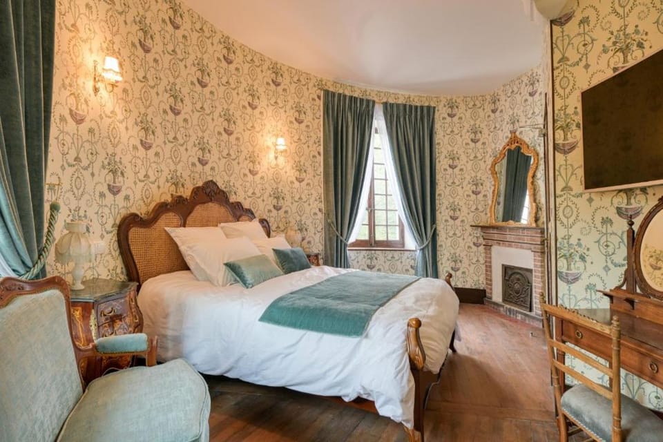 Le Petit Château de Barbizon au Bois du Mée Bed and Breakfast in Barbizon