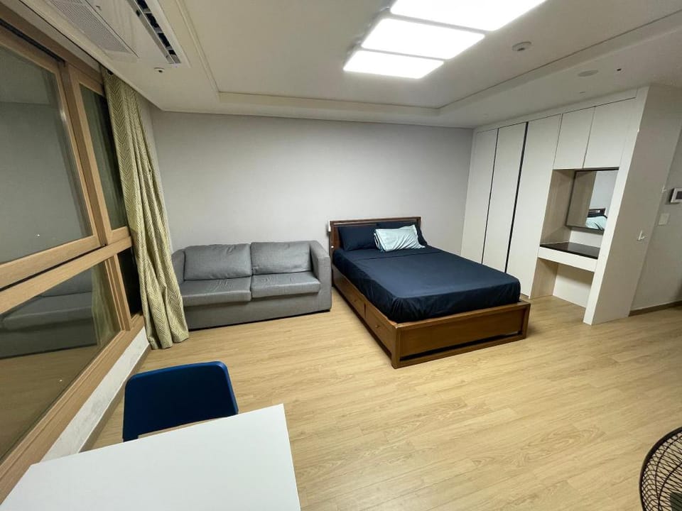 Sprawling Studio with full Kitchen inside Clark Apartment in Angeles