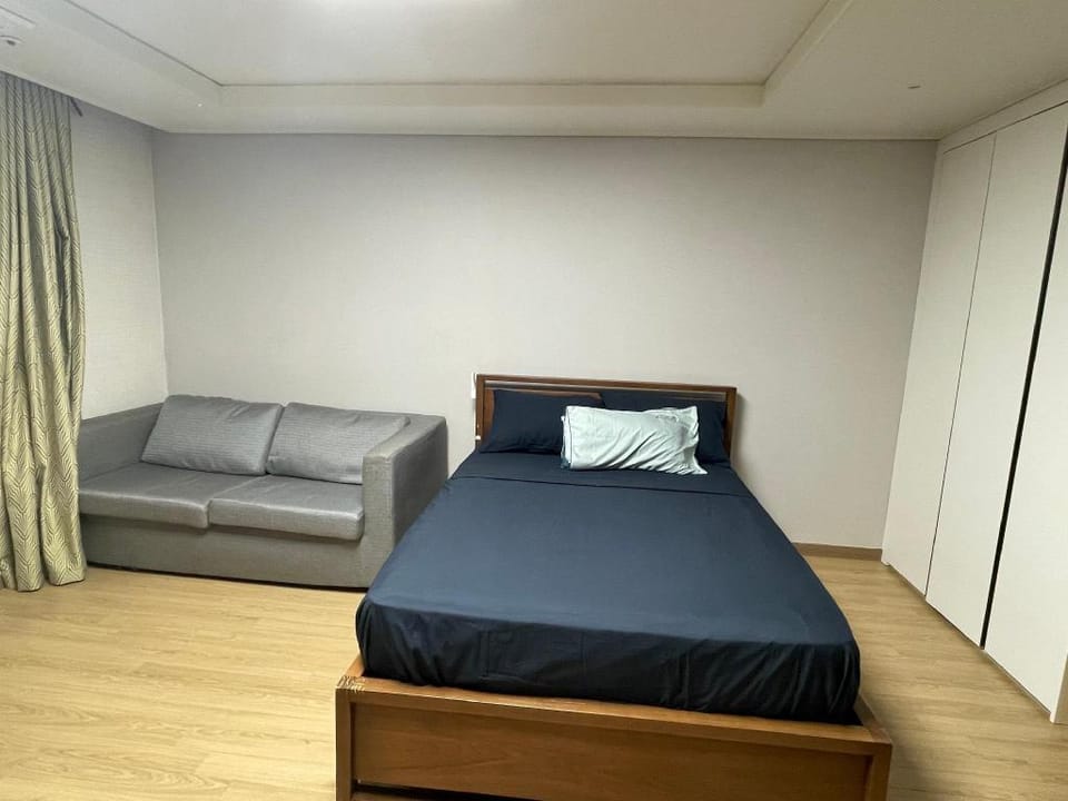 Sprawling Studio with full Kitchen inside Clark Apartment in Angeles