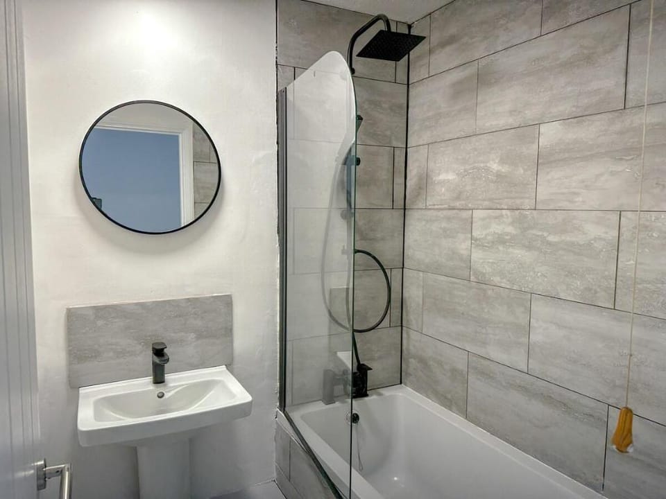 New Stylish 2 Bedroom House Vacation rental in Gravesend