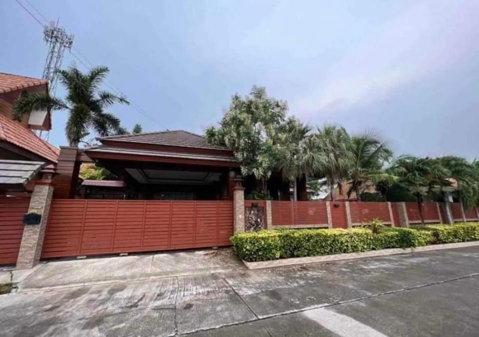 Pattaya风情度假泳池别墅/有厨房/泳池/5室3个独立浴室/临近海边 Apartment in Pattaya City
