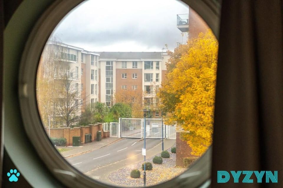 The Genoan - Gym, Pool & Balcony - Parking - By Dy Vacation rental in Cardiff