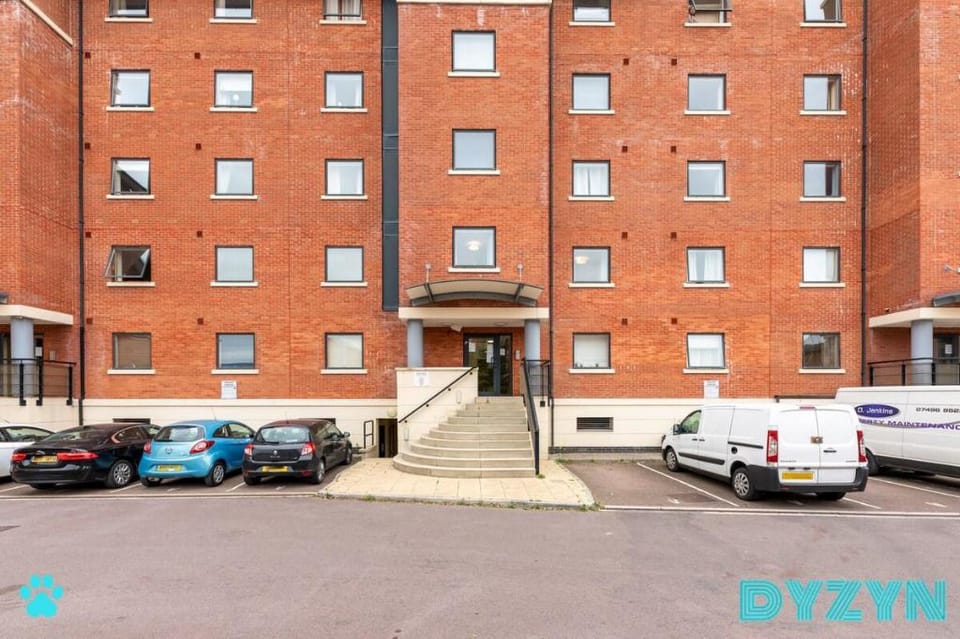 Henkes Court - Parking & WiFi - Balcony - Pets Vacation rental in Cardiff