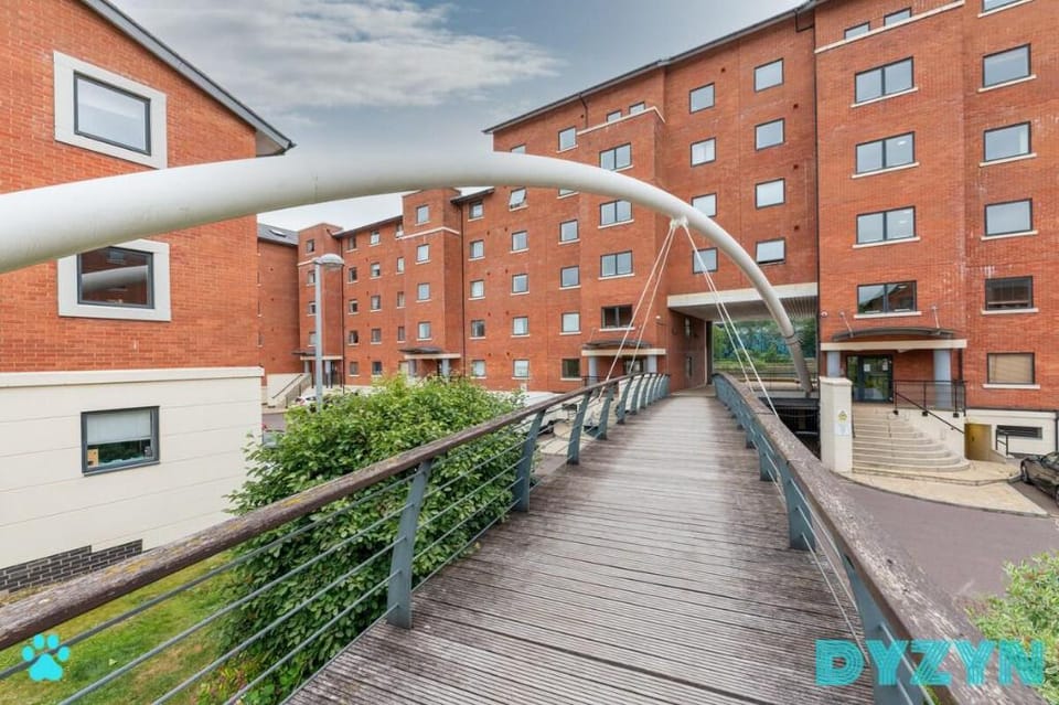 Henkes Court - Parking & WiFi - Balcony - Pets Vacation rental in Cardiff