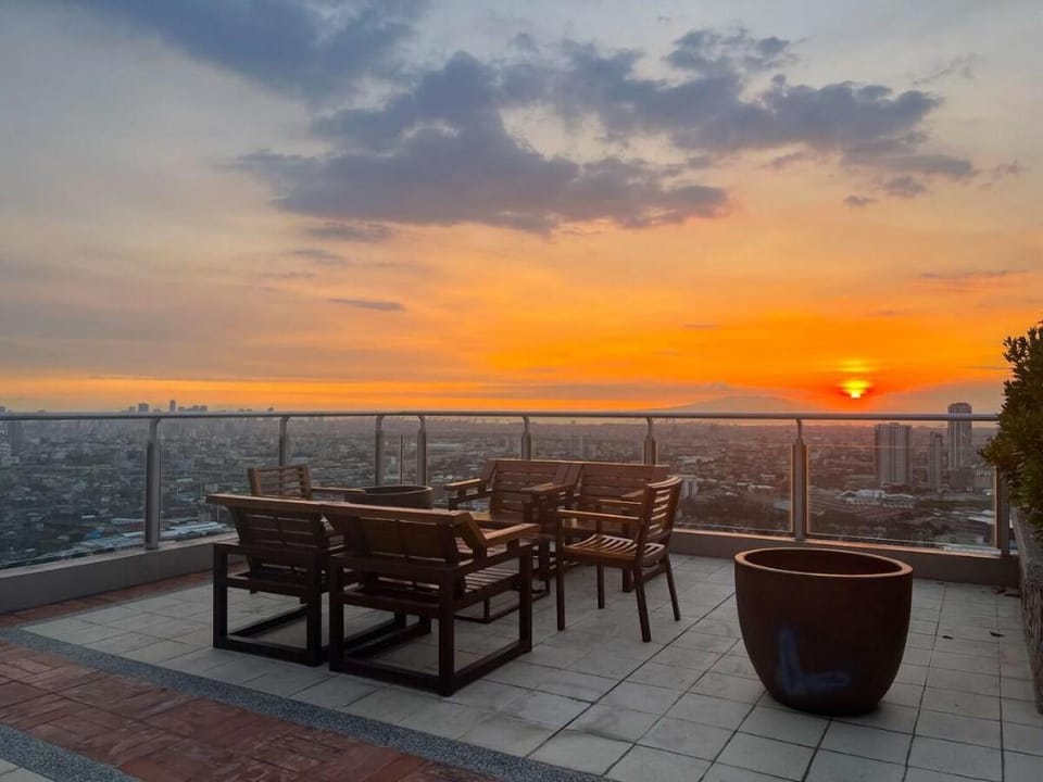Condo  with PS4 Karaoke Netflix & Swimming Pool Apartment in Quezon City