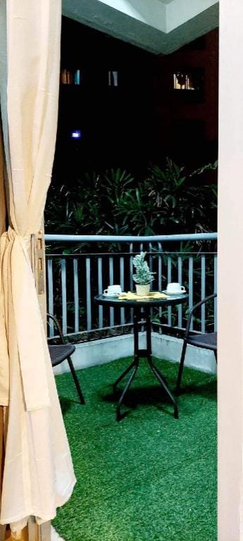 SPACIOUS 42SQM 1BR UNIT W/ BALCONY IN MAKATI Vacation rental in Pasay