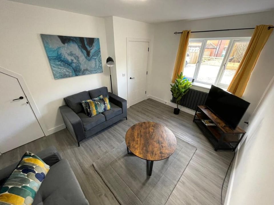 Brand New High Spec House with parking  Wi-Fi (A) Vacation rental in Newcastle-under-Lyme
