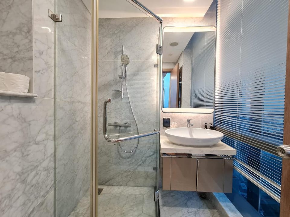 Three bedrooms to Saigon river view Landmark 81 Apartment in Ho Chi Minh City