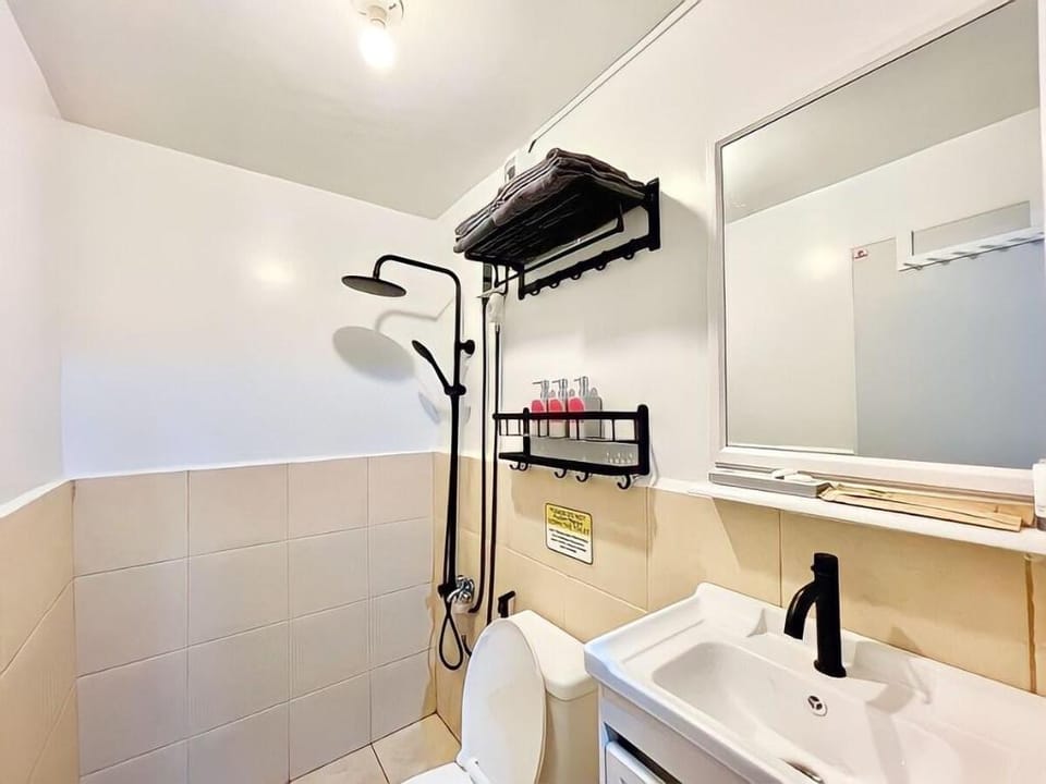 The Red Room 2bed room condo Vacation rental in Bacoor