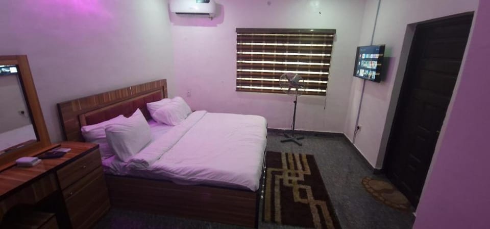 Lovely 3-Bedroom Vacation Home with Pool Apartment in Lagos