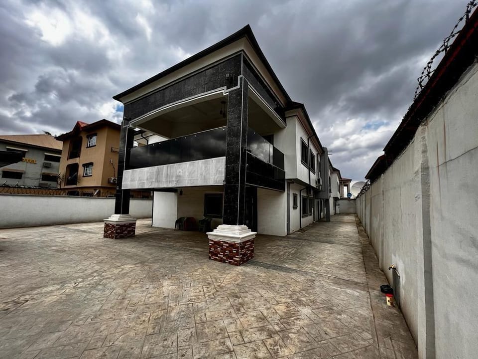 Lovely 3-Bedroom Vacation Home with Pool Apartment in Lagos