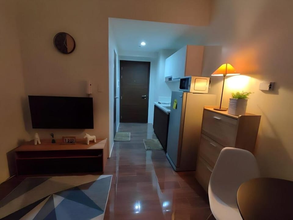 Cozy 1br Condo w/ Balcony near Airport & Sky Way - 3521 Apartment in Pasay