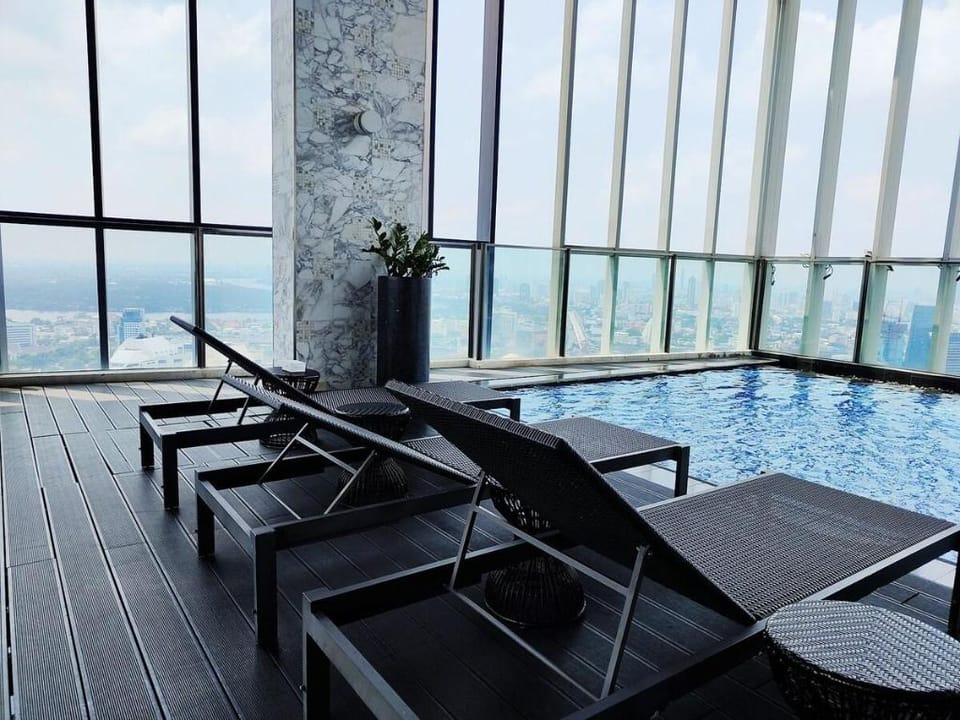 Rooftop pool gym luxury cozy mirror 1BR @BTS Apartment in Bangkok