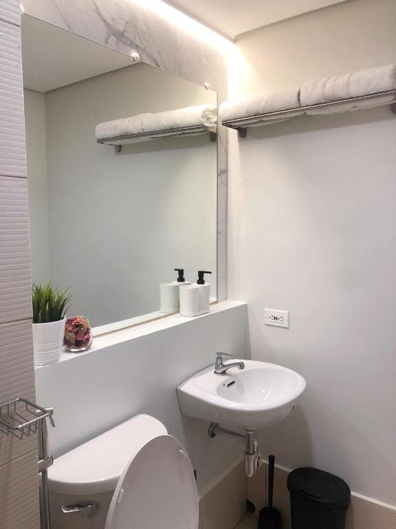 FREE PARKING Basement, 50mbps Wifi Netflix 55” TV Apartment in Tagaytay