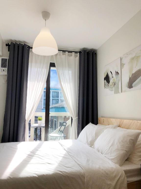 FREE PARKING Basement, 50mbps Wifi Netflix 55” TV Apartment in Tagaytay
