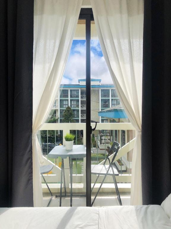 FREE PARKING Basement, 50mbps Wifi Netflix 55” TV Apartment in Tagaytay