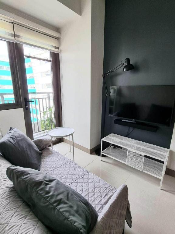 Minimalist 1BR Suite near Mall of Asia, IKEA & SMX Apartment in Pasay