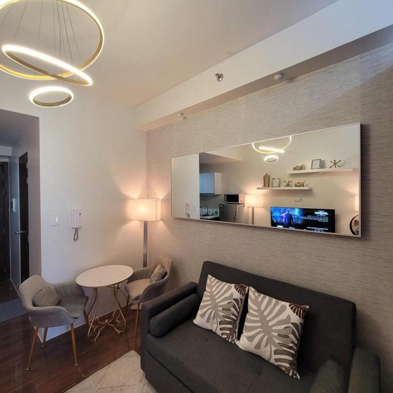 Modern 1br Condo w/ Balcony near Airport & Sky Way - 4576 Apartment in Makati