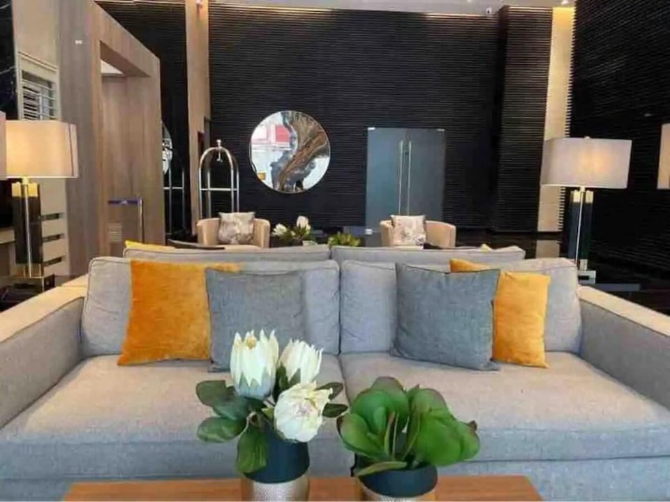 Modern 1br Condo w/ Balcony near Airport & Sky Way - 4576 Apartment in Makati