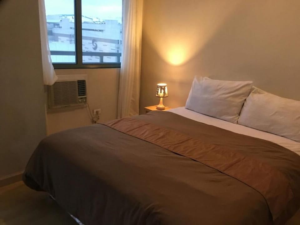 MANDALUYONG 2 br w/ 2 queen, 50" HDtv across Shang Apartment in Mandaluyong