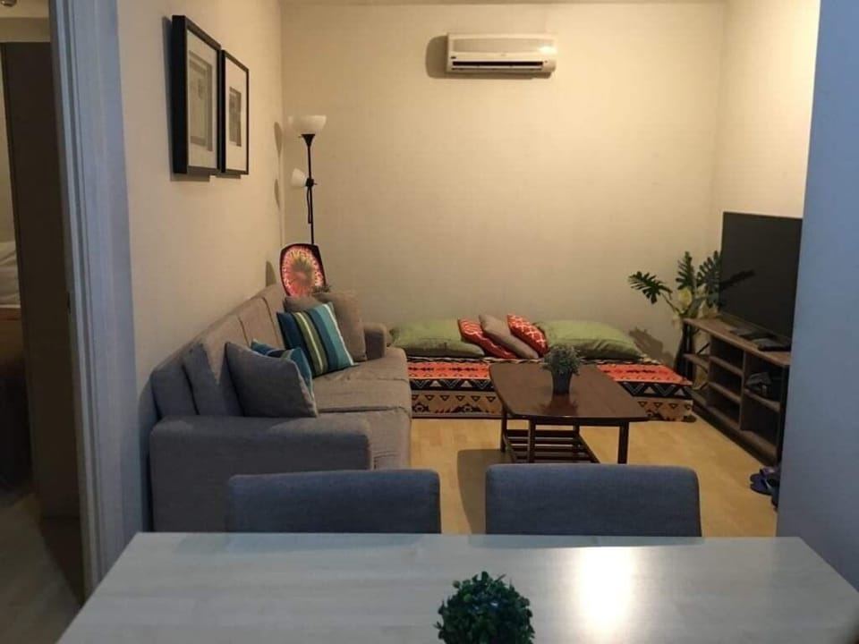 MANDALUYONG 2 br w/ 2 queen, 50" HDtv across Shang Apartment in Mandaluyong