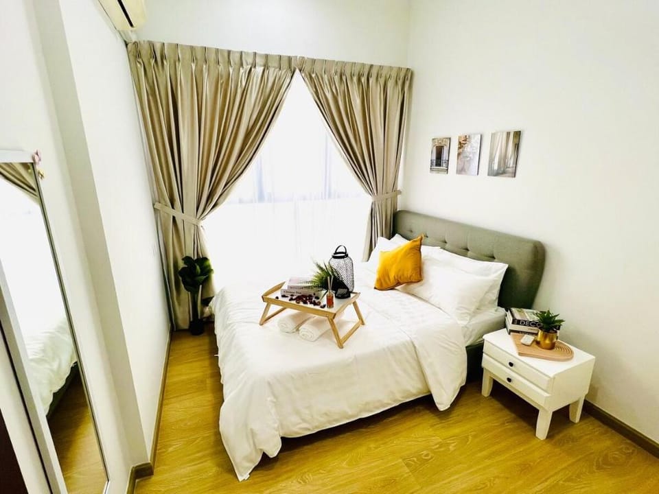 Stunning Seaview in Danga Bay @Level47 3BR 6-11pax Vacation rental in Johor Bahru