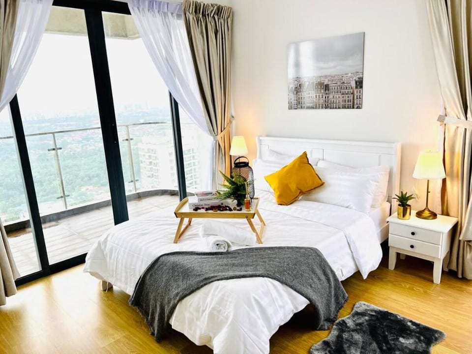Stunning Seaview in Danga Bay @Level47 3BR 6-11pax Vacation rental in Johor Bahru