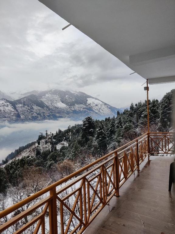 The Glass House Vacation rental in Himachal Pradesh