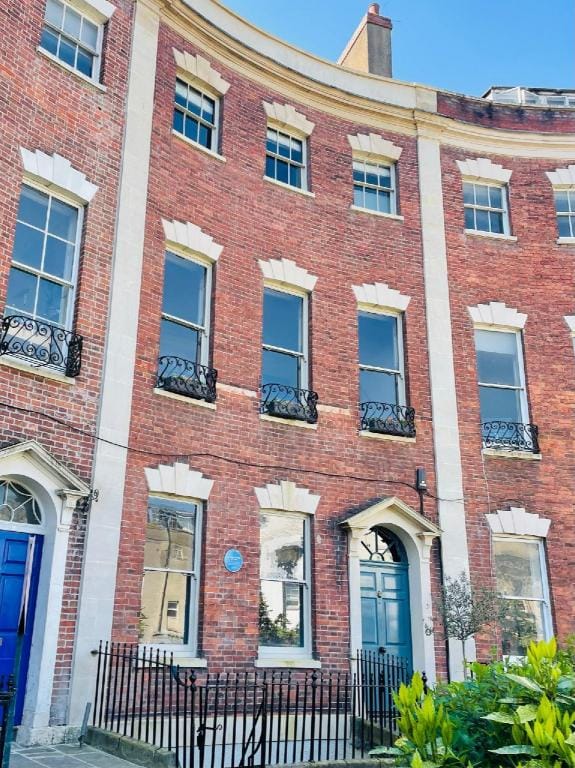 Unique Clifton apartment on historic crescent Apartment in Bristol