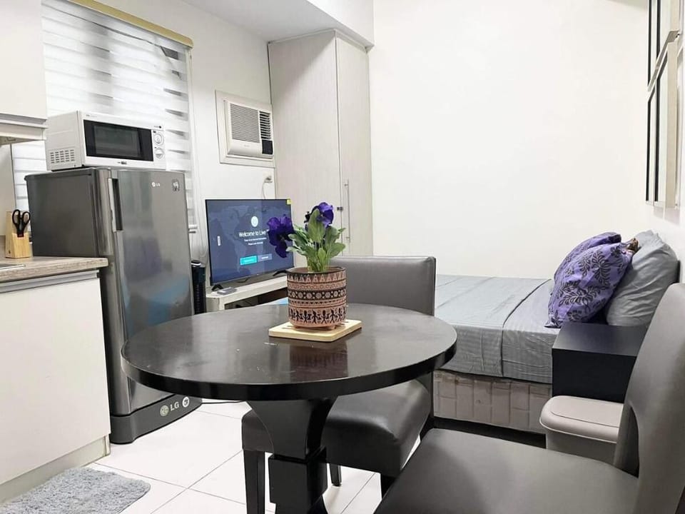 KL tower Studio Makati near Greenbelt /90mbps WIFI Apartment in Pasay